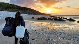 Volunteer Niamh Byrne beach cleaning